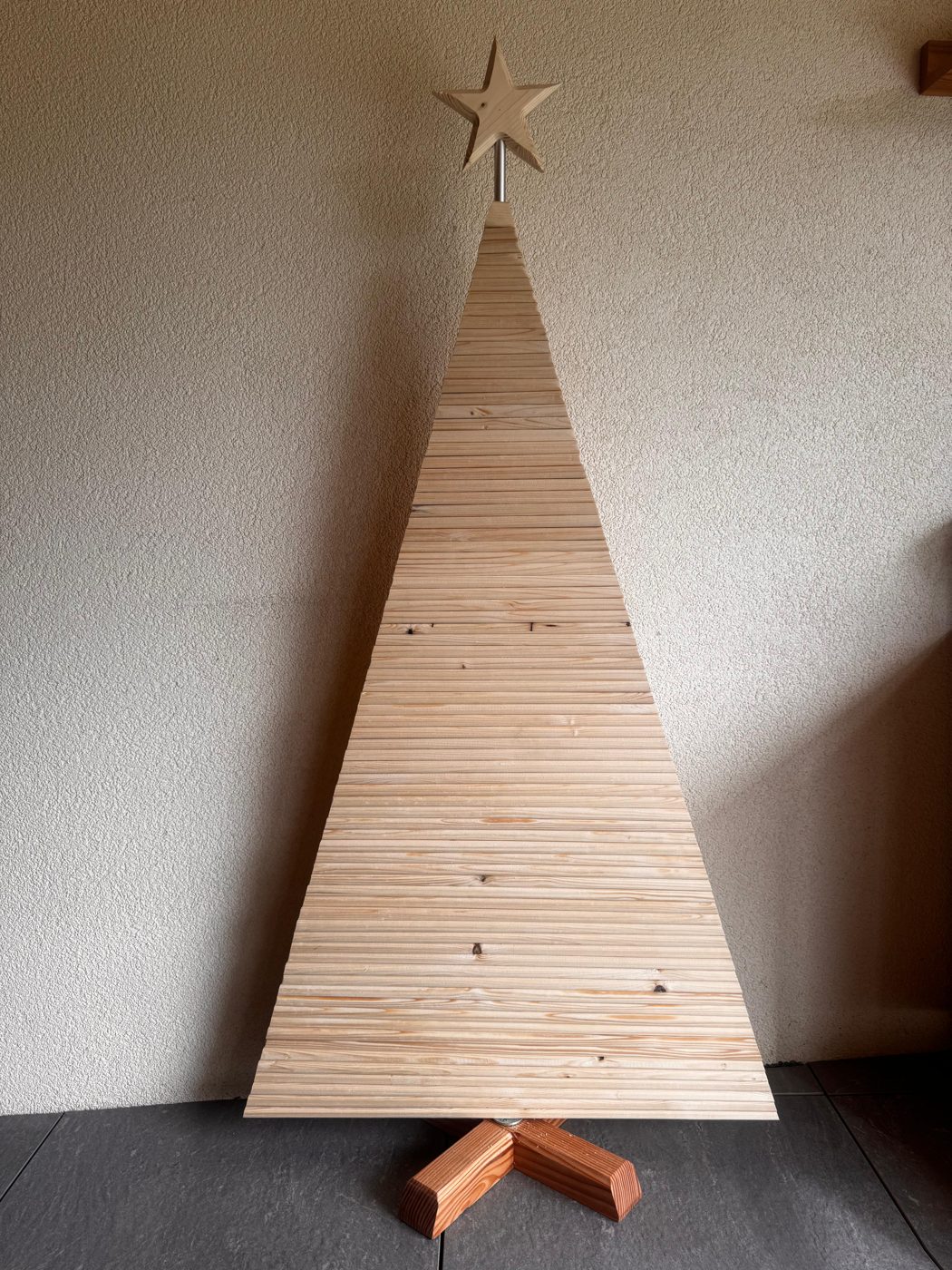 Sapin en lattes plié à plat, en forme de triangle